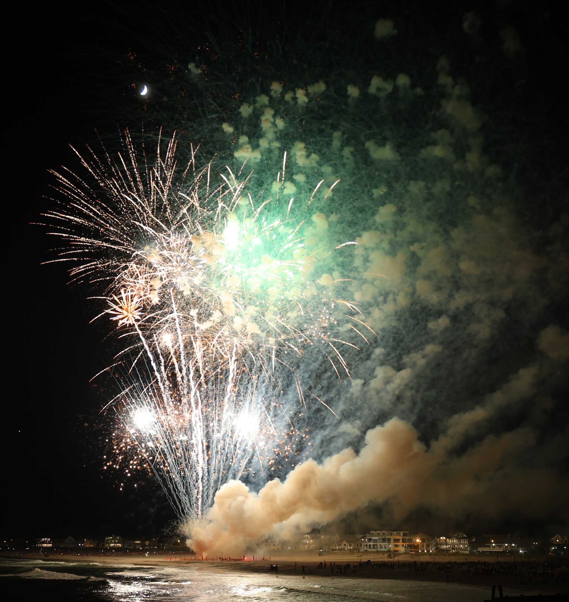 Don't miss Margate’s annual July 4th Fireworks Show from the Margate Mothers' Association ! The show will take place on the beach at Huntington Avenue. Bring your beach chairs, blankets and family. The fireworks will light up the sky at approximately 9pm.