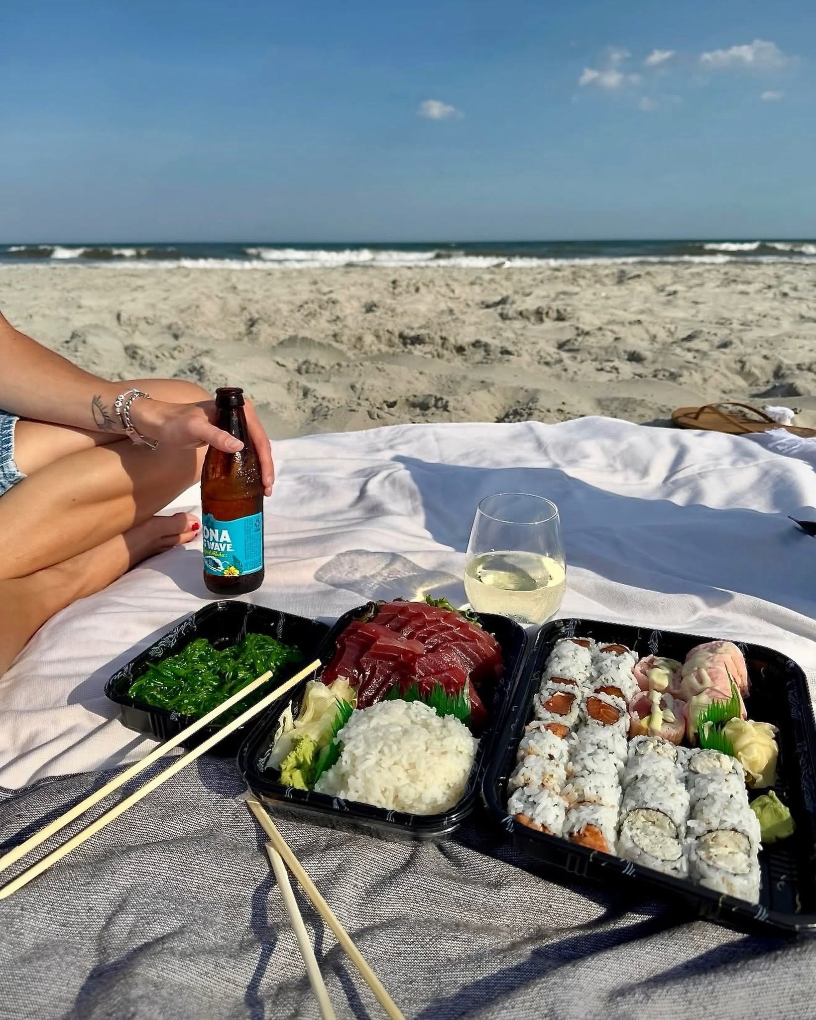 Beach days are better with takeout. 🍴☀️ 

📸: @tomatoesmargate